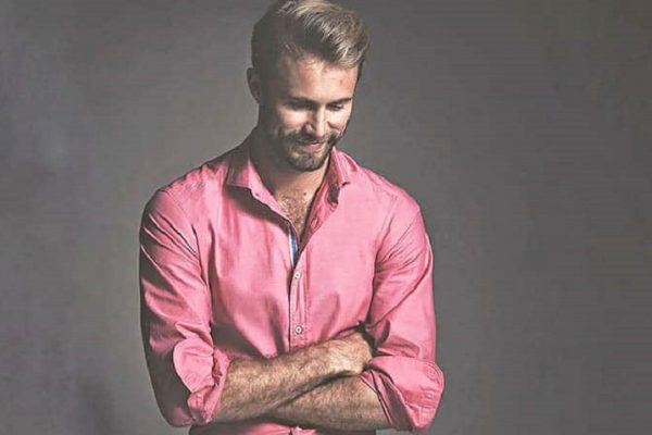 How to combine a pink shirt for men?