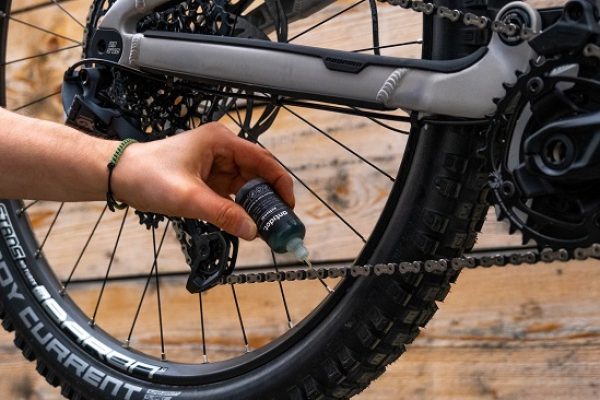 How do I know if my bike chain needs oil?