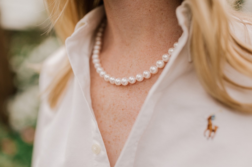 how to style striped button up with pearl necklace