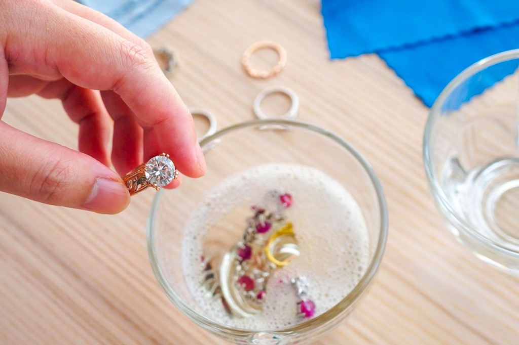 What is the best homemade solution to clean jewelry?